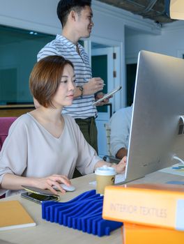 在现代办公环境中，专业人士利用技术进行合作