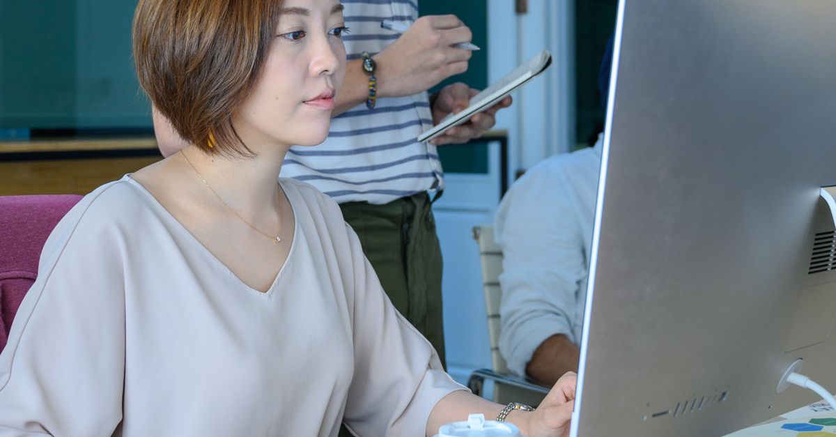 A Lady Using A Computer A Women Using a Computer in the Office · Free Stock Photo