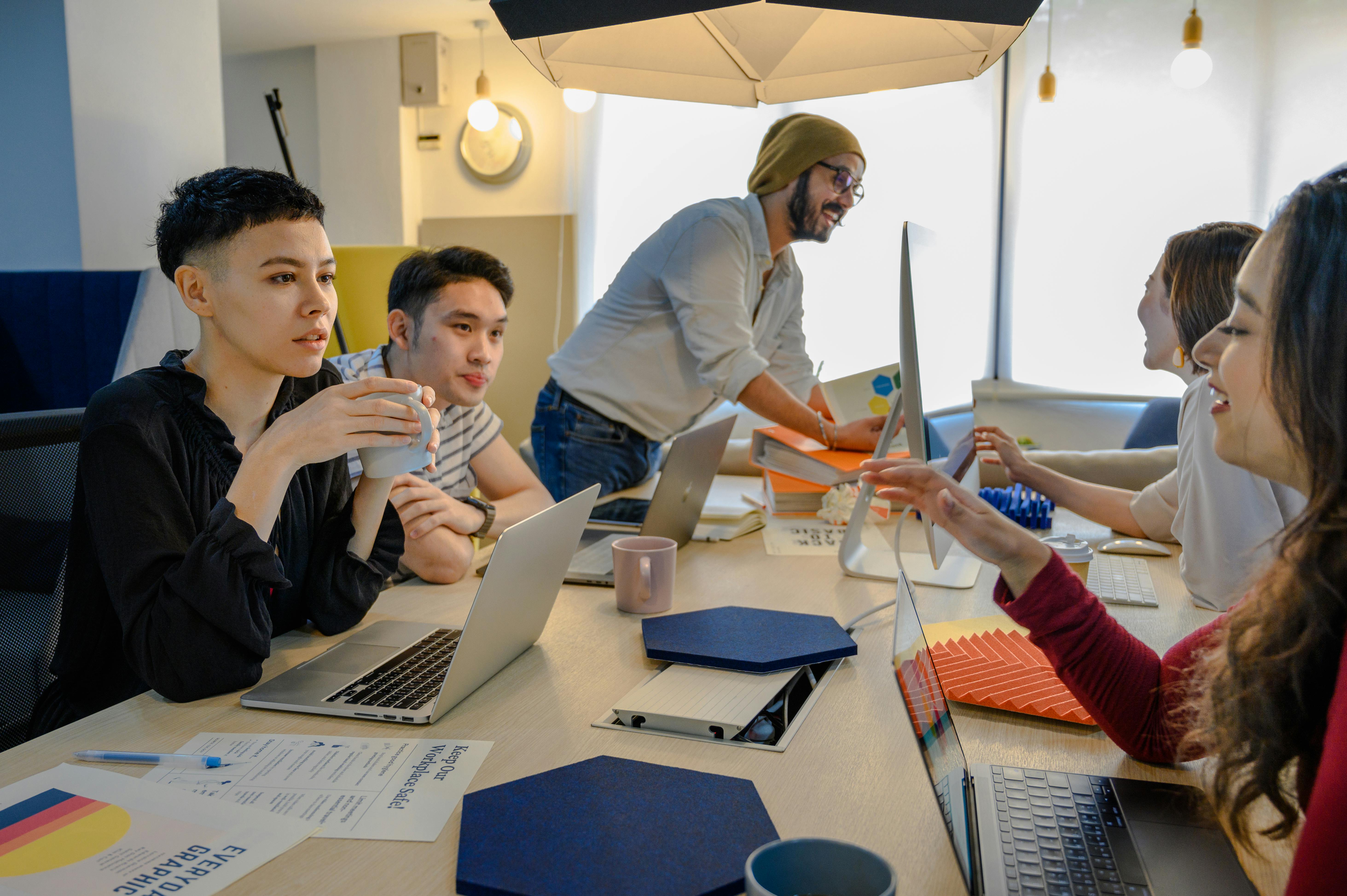 在现代办公环境中，多元化的团队通过富有创意的头脑风暴会议进行合作