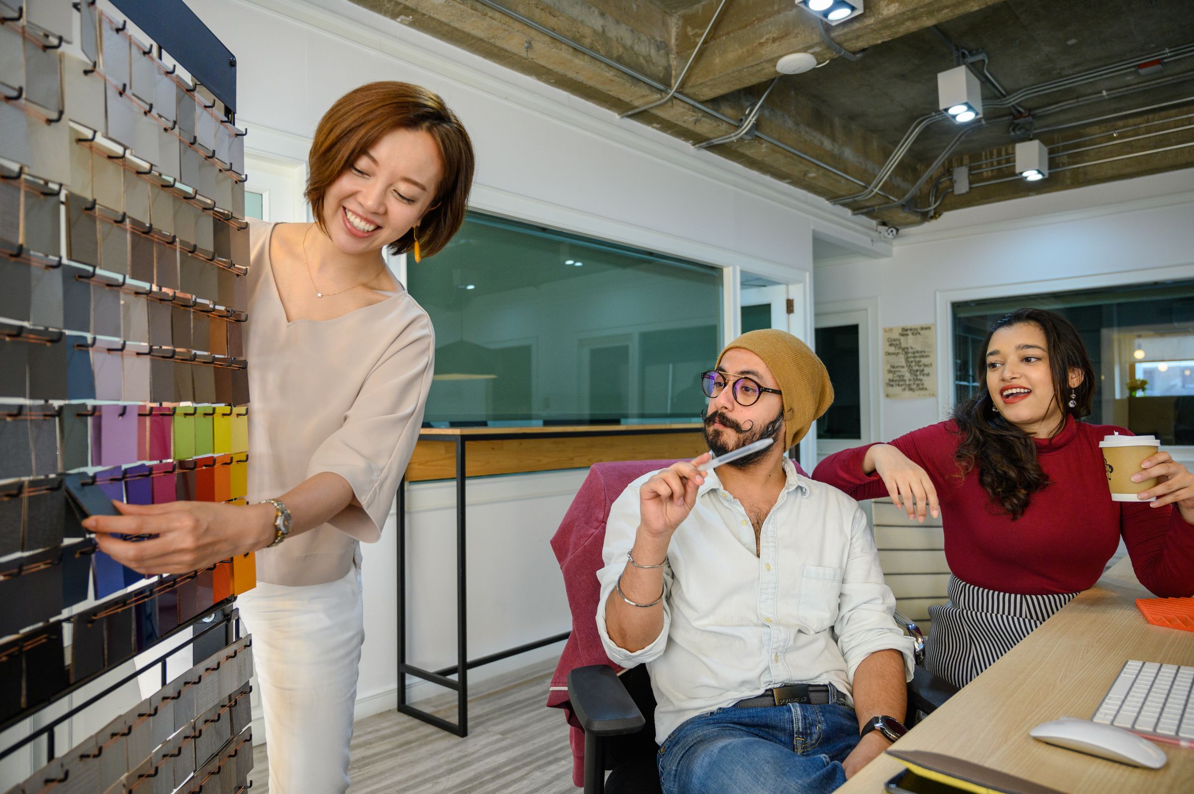 Équipe de designers dans un studio créatif contemporain