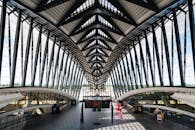 探索里昂现代火车站的惊人建筑，其玻璃与钢材的膨胀设计令人赞叹