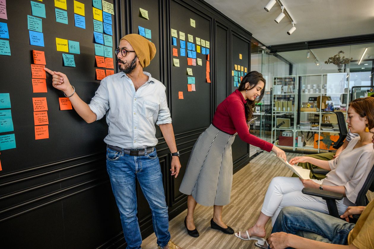 Miembros del equipo colaborando en una oficina moderna