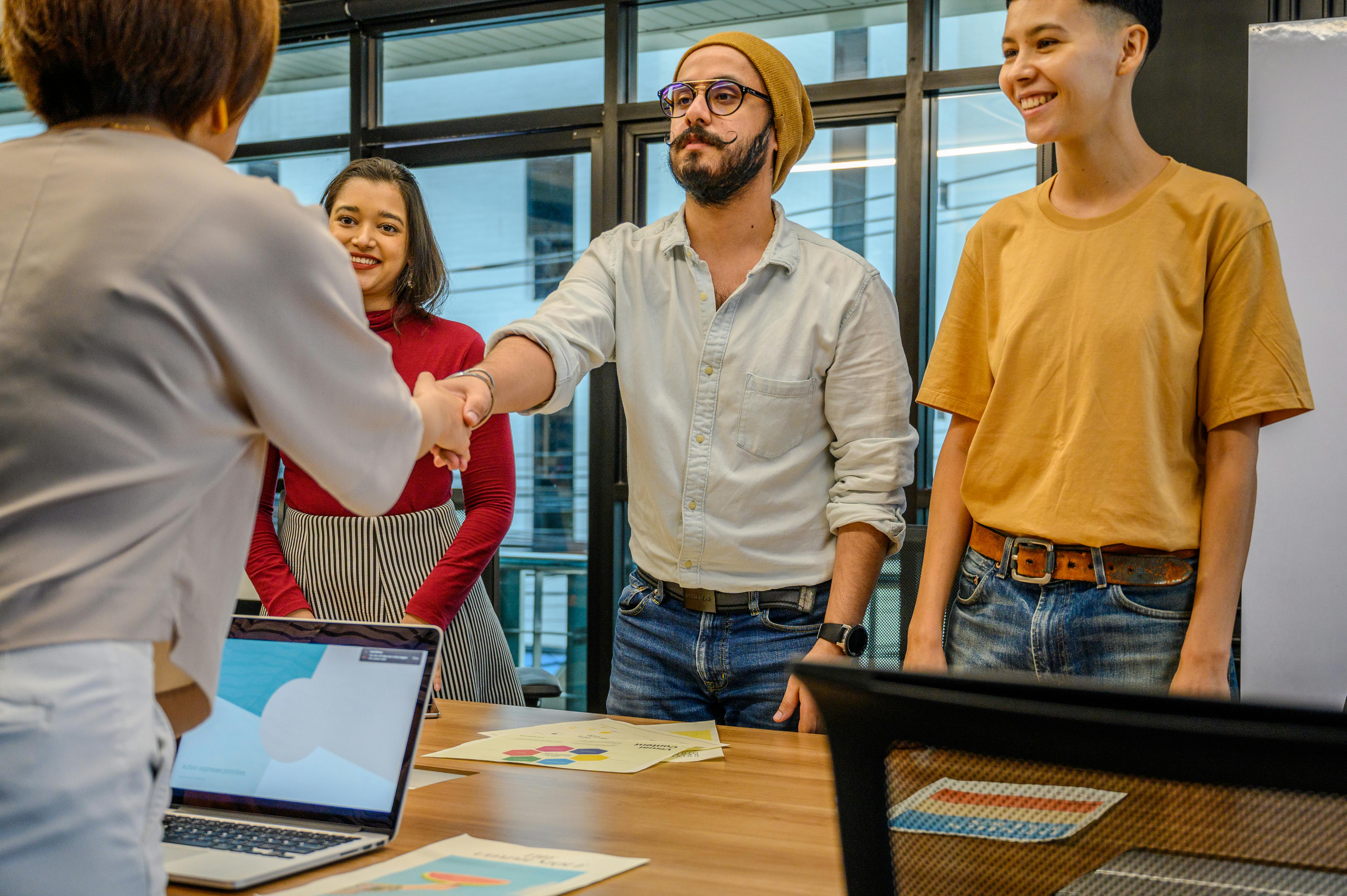 在现代办公环境中，同事们举行商务会议时会握手