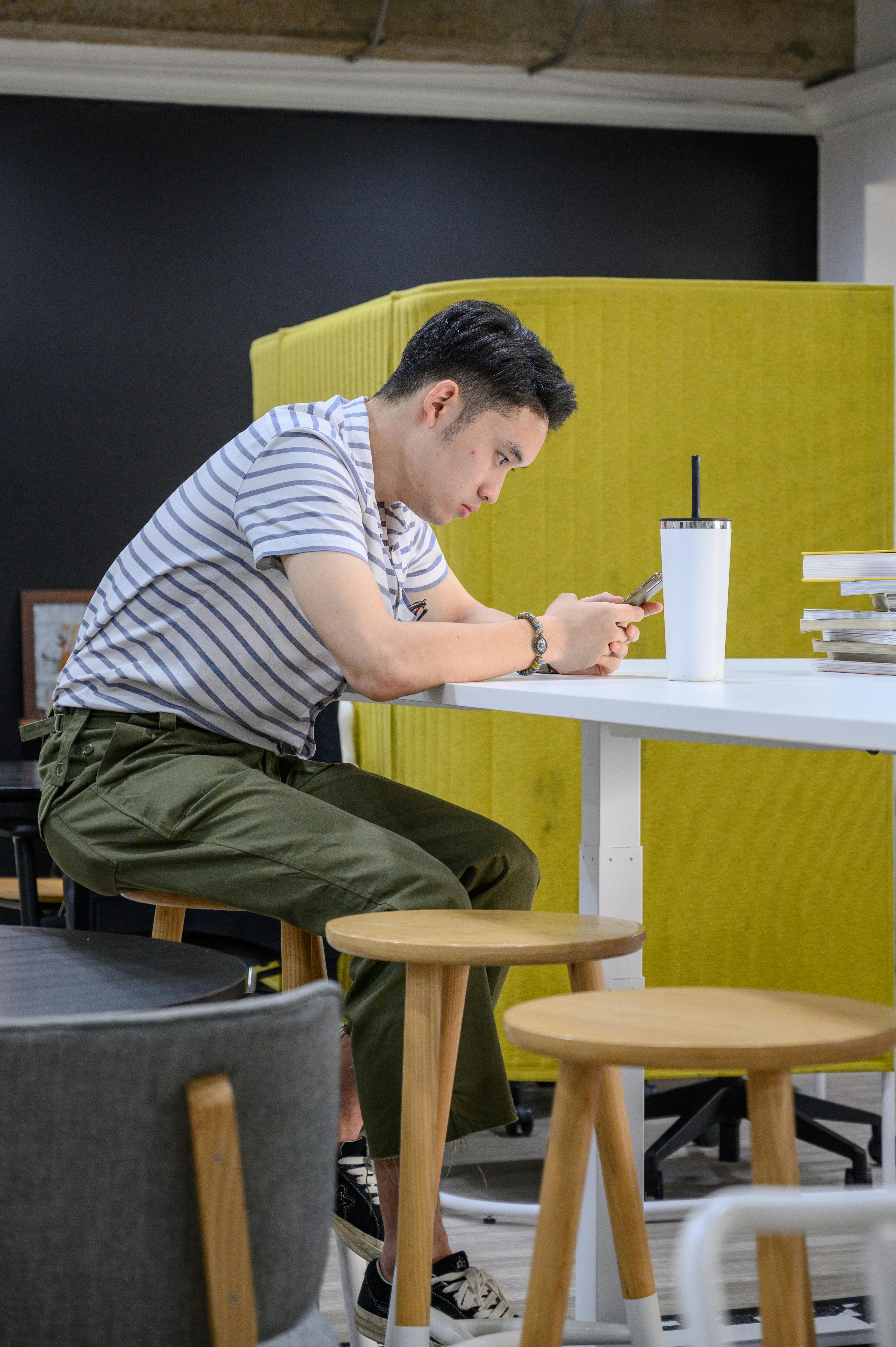 man using his smartphone in cafe