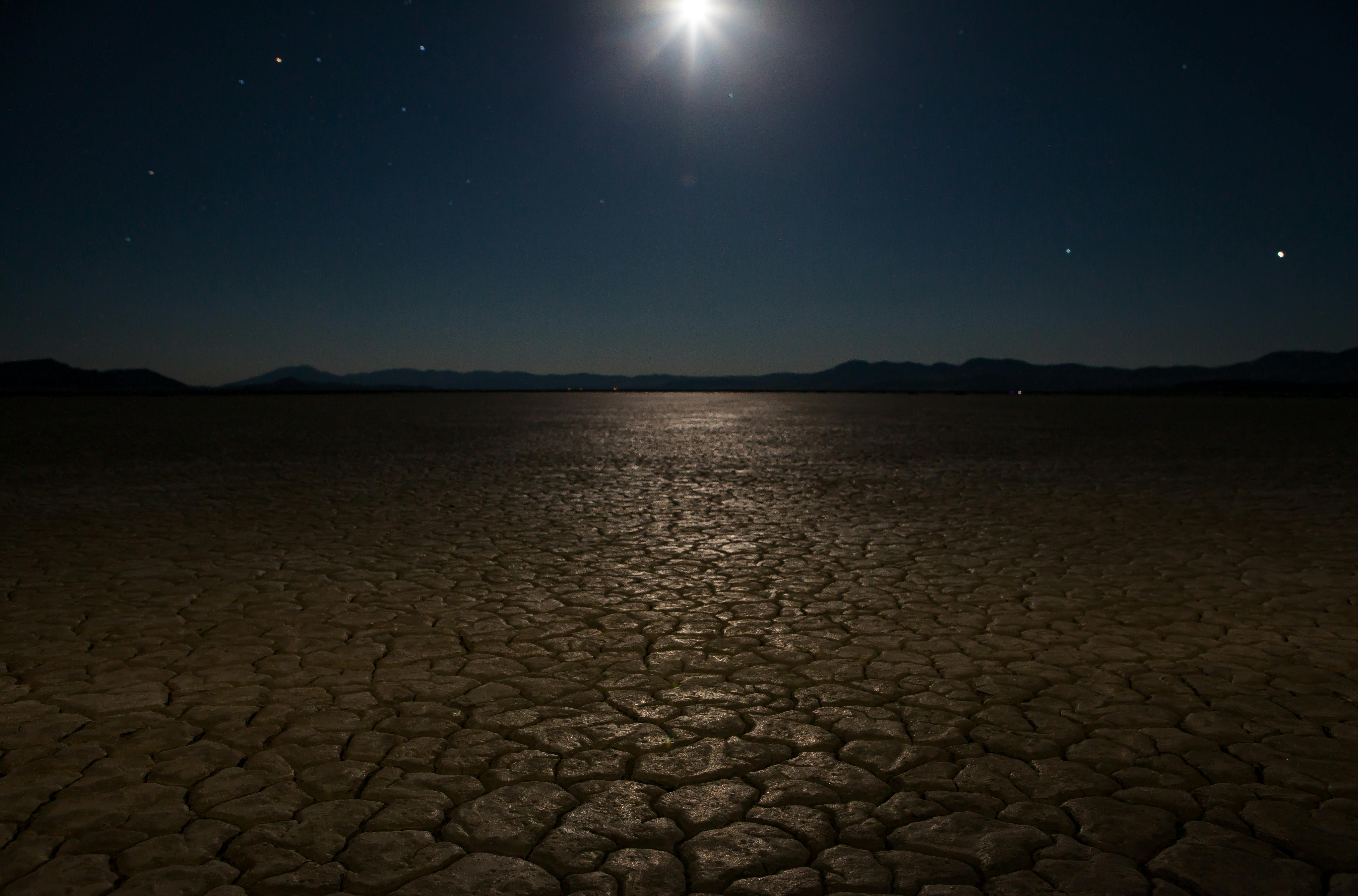 夜 月 砂漠の無料の写真素材