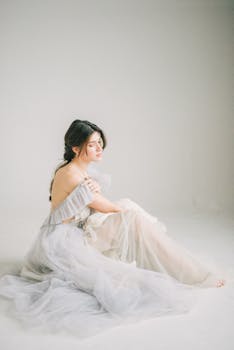 一位身着婚纱的年轻女子，肖像安详，散发着优雅的气质