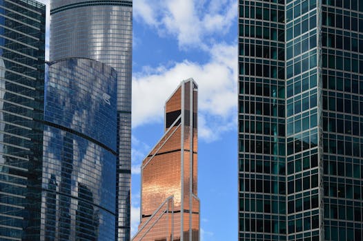 当代摩天大楼的反射玻璃立面映衬在蓝天下