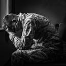 一幅黑白图像中，士兵沉思的倒影传达出情感与情绪