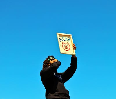 SEO-Optimisé Hook Headline:   Donald Trump's Tariff War Threatens Canadian Economy; Key Figures Call for Dialogue Amid Growing U.S.-Canada Tensions  This headline adheres to the specified guidelines by using key entities like Donald Trump, tariffs, Canadi