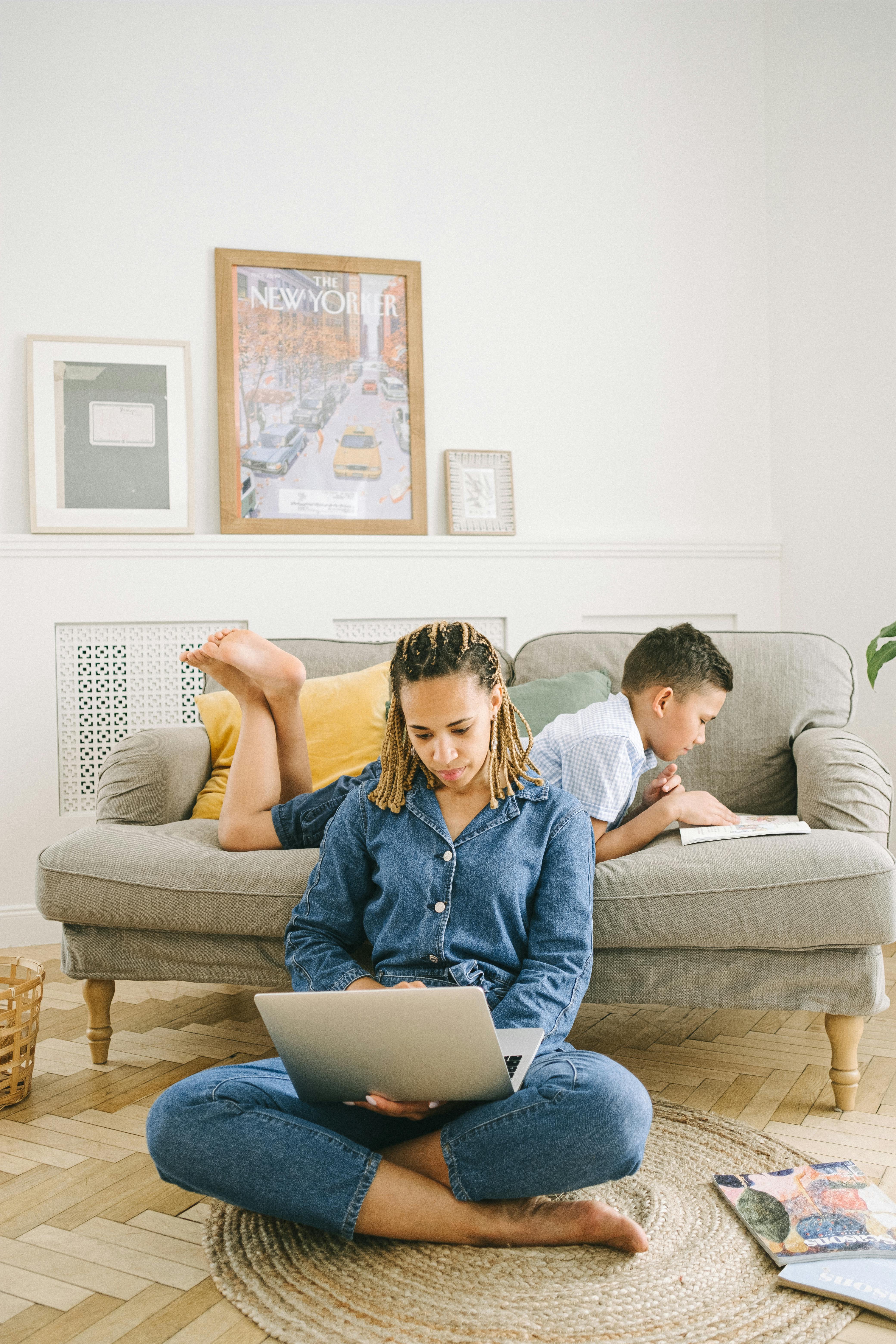 一对母子在室内安静地度过了一天，他们在沙发上工作和阅读