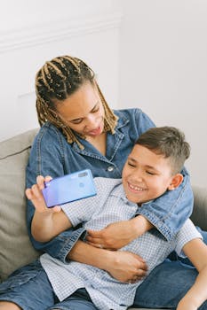 快乐的母子在室内自拍，分享快乐时光