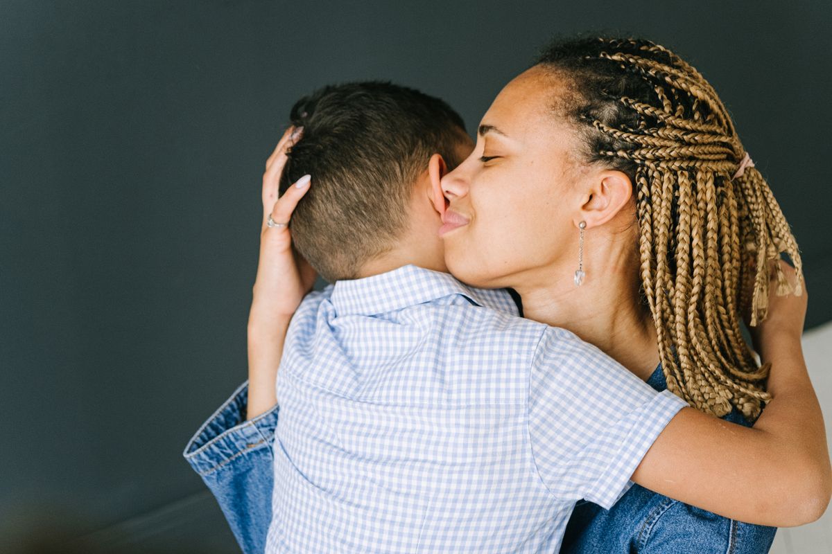 Mère recevant un cadeau et un câlin de son enfant