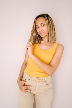 一位年轻女子扎着辫子、穿着黄色上衣的休闲肖像