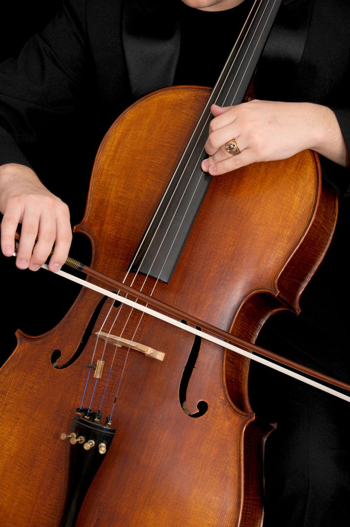 Violoncelle vu en gros plan, cordes et caisse de résonance