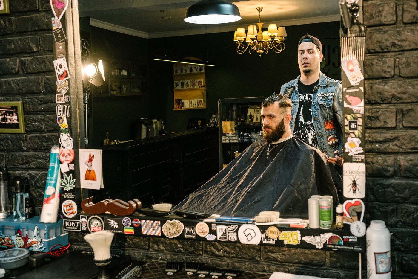 Barbeiro realizando corte de cabelo em cliente