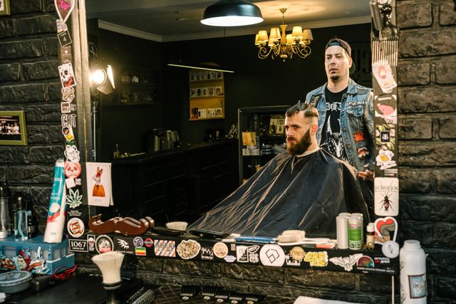 Intérieur d'un barbier à La Rochelle avec taille de barbe soignée devant miroir