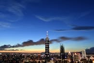 台北101与黄昏天际线的壮丽景色，展现了城市的灯光和建筑