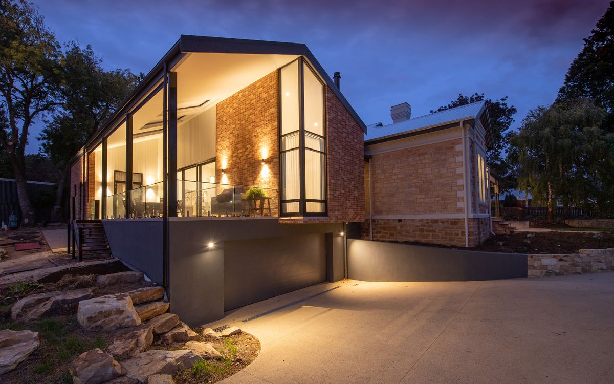 Maison moderne illuminée à la tombée de la nuit - énergie disponible en soirée