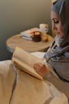 Wanita dalam Buku Bacaan Jubah Abu-abu