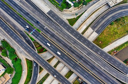 Fotos de stock gratuitas de carretera, carriles, coches