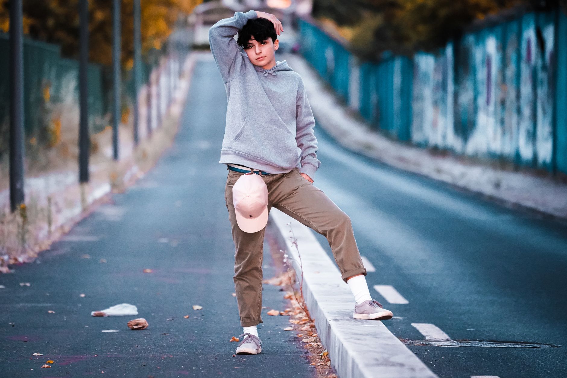 ado en sweat baggy et pantalon cargo posant en rue style années 2000