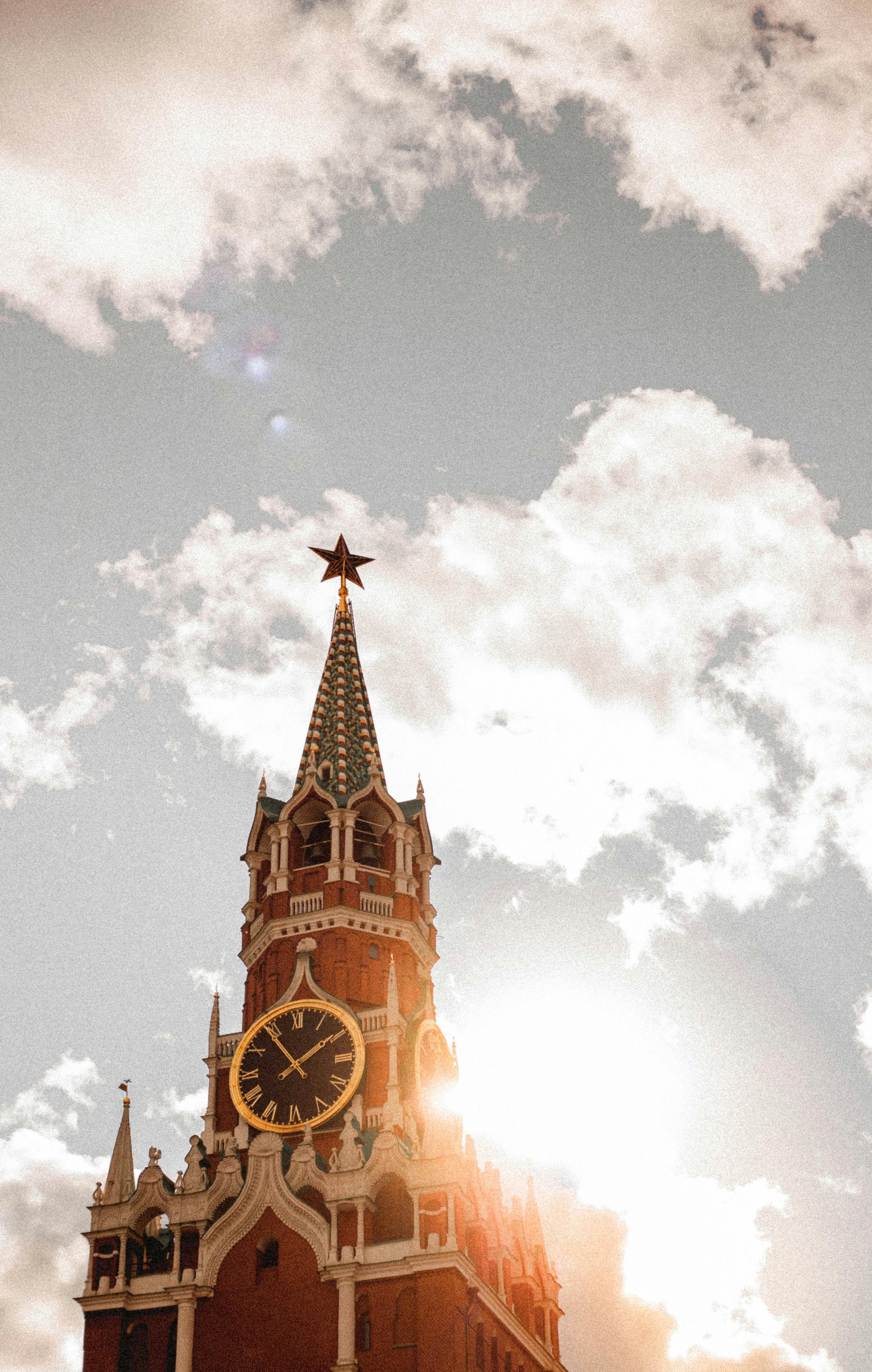 莫斯科克里姆林宫的标志性斯帕斯卡亚塔，在明亮的天空映衬下格外醒目