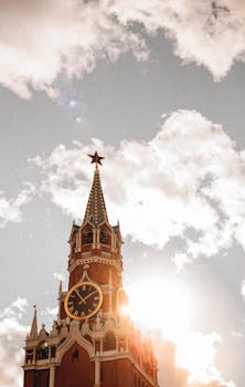 莫斯科克里姆林宫的标志性斯帕斯卡亚塔，在明亮的天空映衬下格外醒目