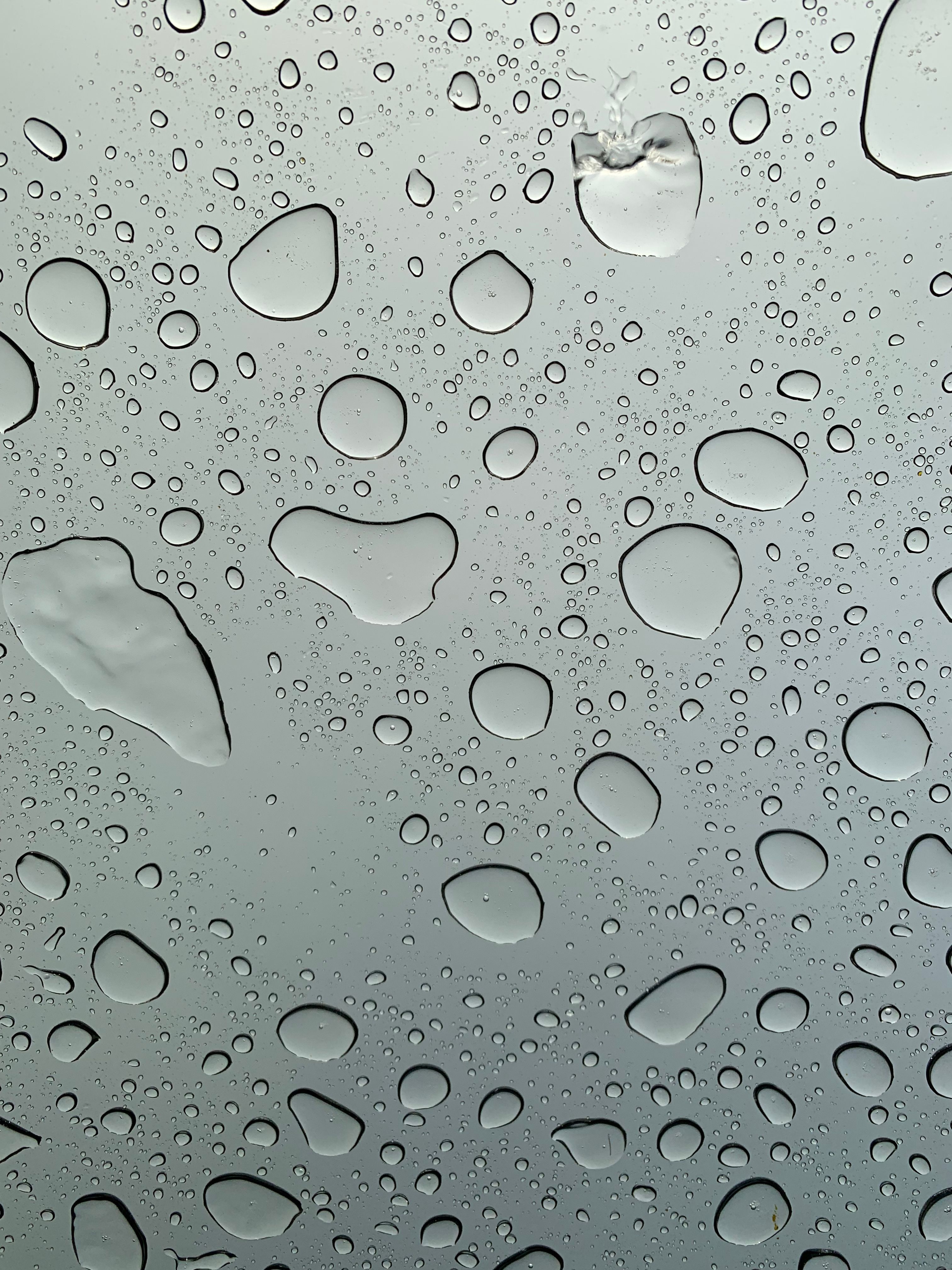 玻璃表面水滴的降雨后特写图