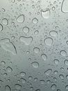玻璃表面水滴的降雨后特写图