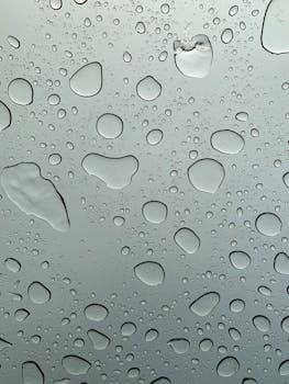 玻璃表面水滴的降雨后特写图