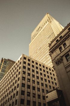 城市环境中，现代摩天大楼高耸入云，景色壮丽