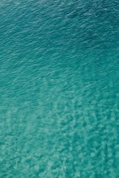 鸟瞰图中，碧绿的海水迷人，展现出宁静的纹理与色调