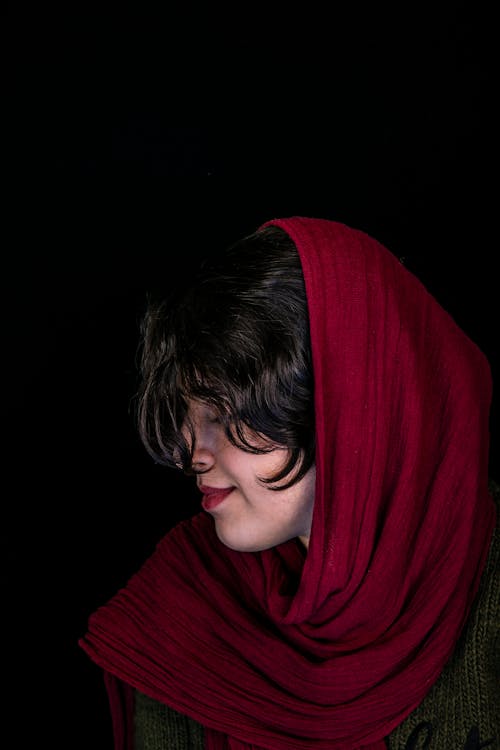 Darmowe zdjęcie z galerii z czarne tło, hidżab, kobieta