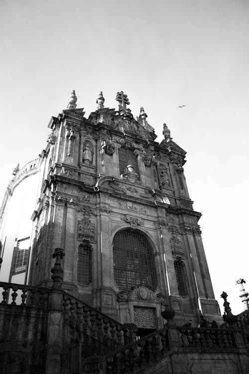 Foto profissional grátis de arquitetura histórica, capela, escala de cinza