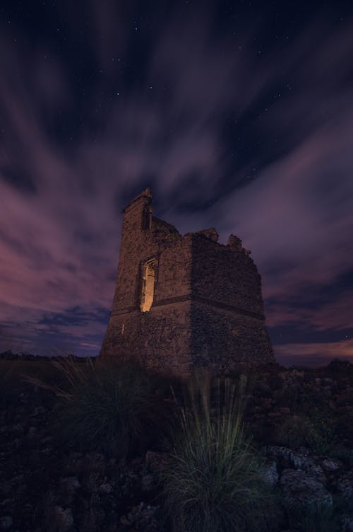 Castillo Medieval En Ruinas Contra El Cielo Nocturno Púrpura