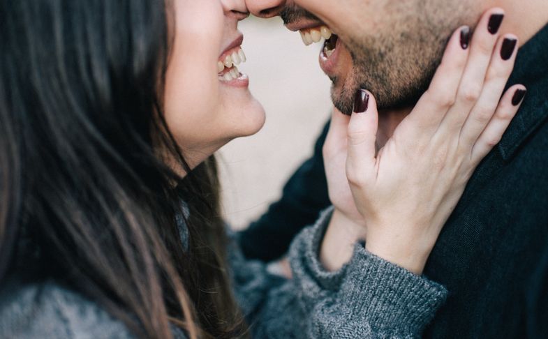 Online dating: starting a conversation on a niche platform