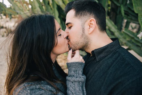 無料 男性にキスする女性の写真 写真素材