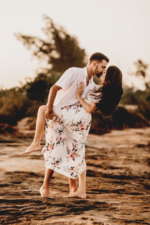 бесплатная Фотография мужчины, целующего женщину Стоковое фото