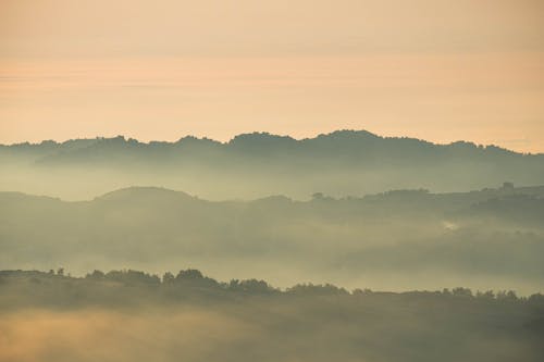 Foto profissional grátis de cadeia de montanhas, colina, dourado