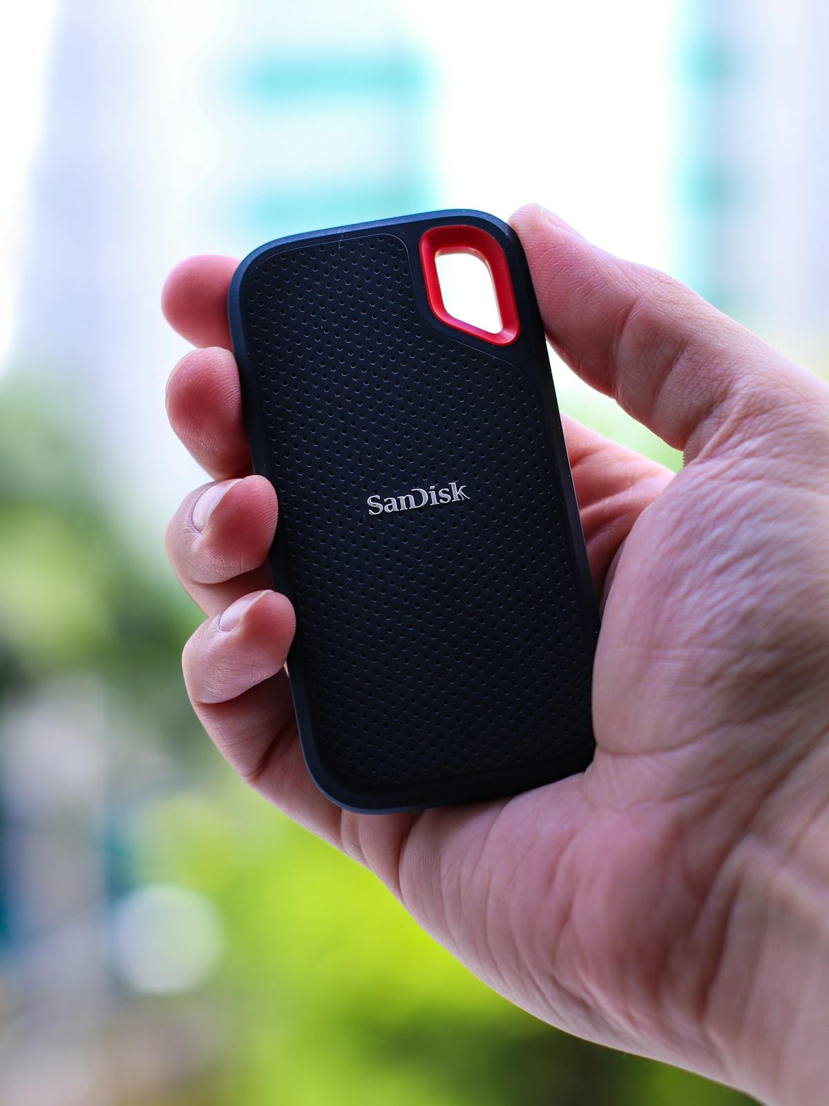 Mano che tiene un'unità esterna portatile per backup