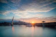 台湾新北市淡水渔人码头的桥与码头，日落景色美丽