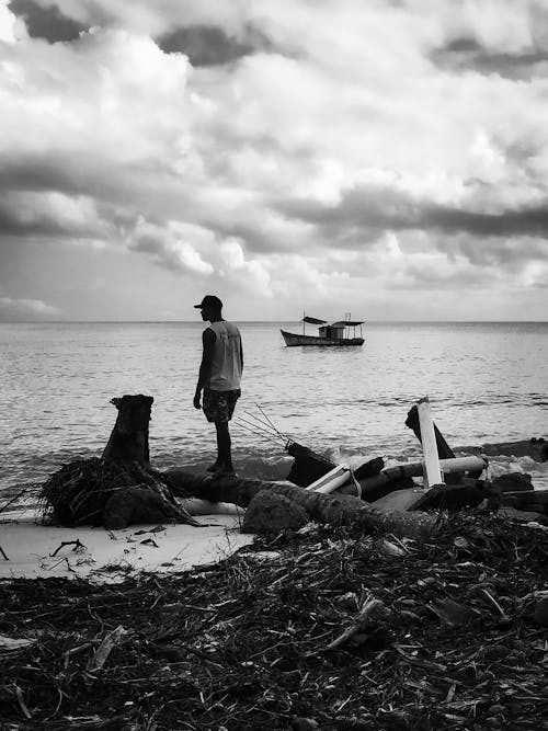 Darmowe zdjęcie z galerii z czarno-biały, kuter rybacki, mężczyzna