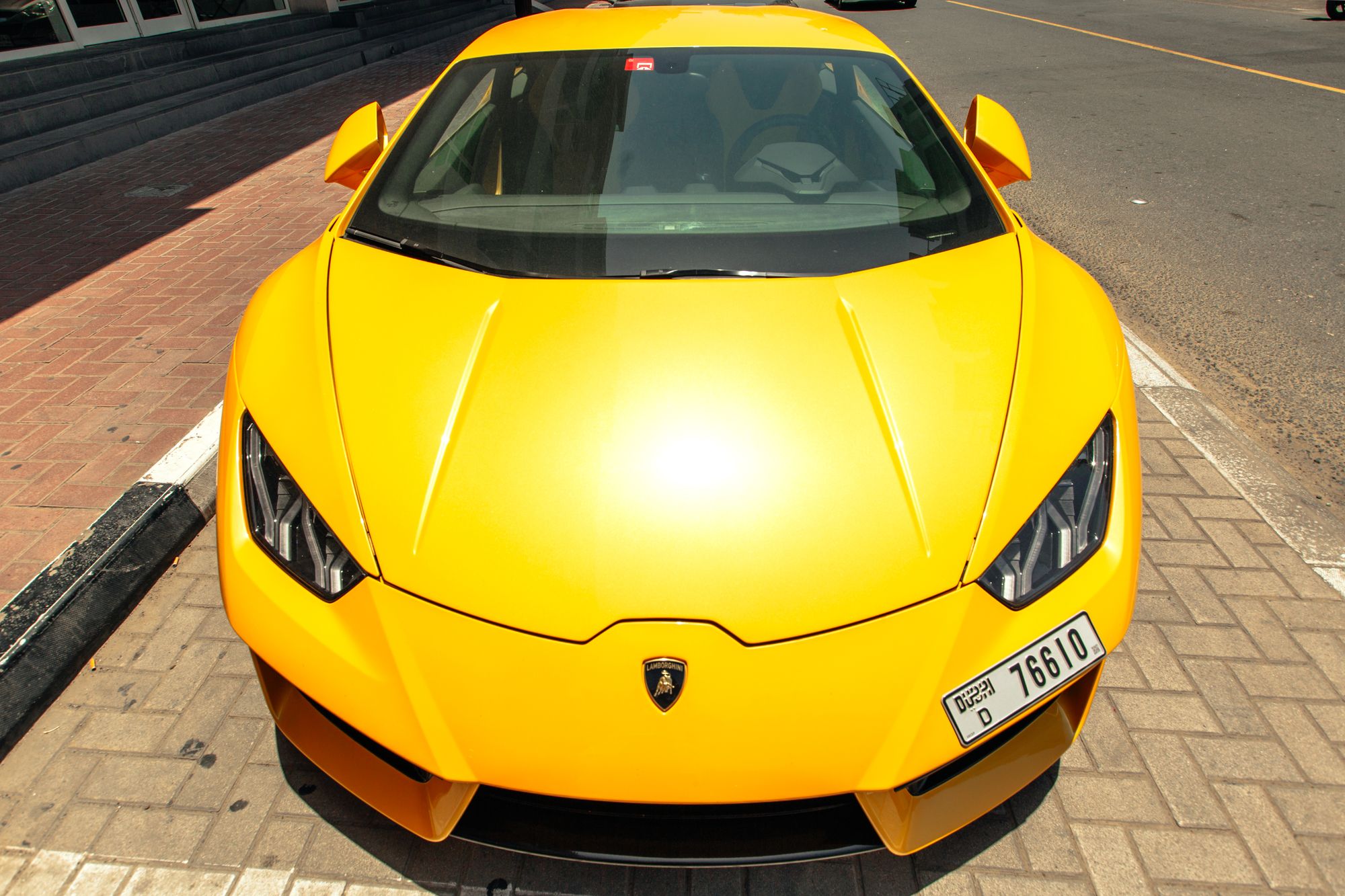Voiture de sport garée dans la rue