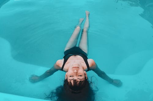 Безкоштовне стокове фото на тему «retrato feminino, відкинувшись назад, вода»
