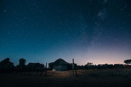 乡村房屋在星空下，展现着令人惊叹的天体景观