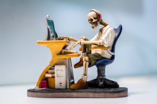 人體骨架坐在電腦前的雕像