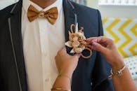 新郎的一套西装和独特的襟花正在婚礼前进行调整