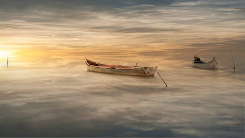 Foto profissional grátis de ainda águas, amanhecer cedo, barco