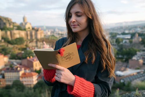 Foto profissional grátis de caderno, diário, escrevendo