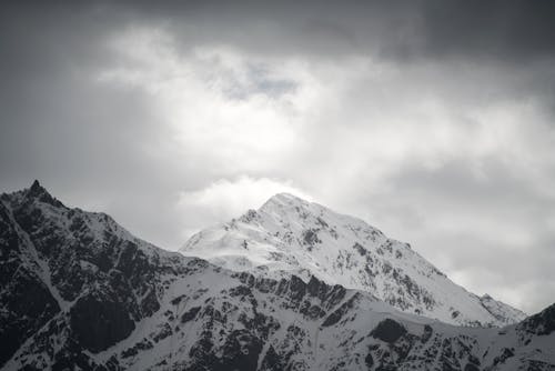 Kostenloses Stock Foto zu außerorts, berggipfel, bewölkter himmel